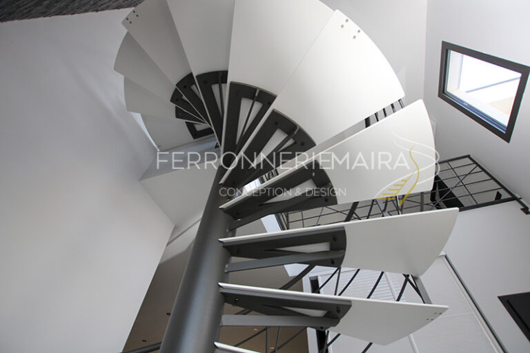 Escalier hélicoïdale sur mesure marches acier – Ferronnerie Maira