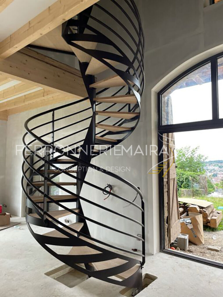 Escalier hélicoflamme acier bois – Ferronnerie Maira