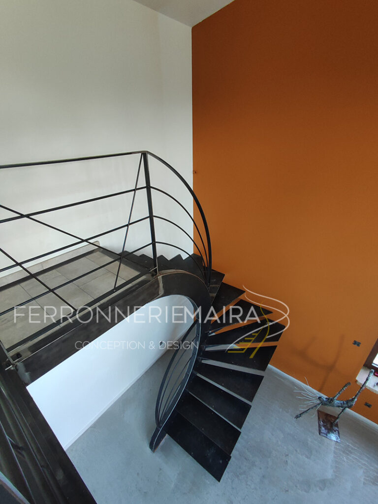 Escalier courbé haut de gamme marches acier – Ferronnerie Maira