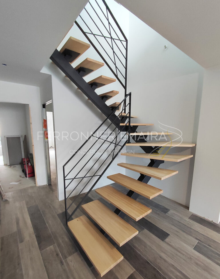 Escalier d’intérieur sur mesure en métal et marches en bois – Ferronnerie Maira