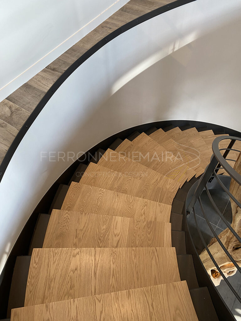 Escalier sur mesure haut de gamme limon lateral courbe débillardé bois métal - Ferronnerie Maira