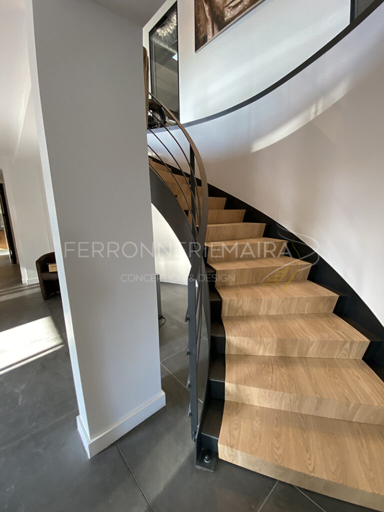 Escalier sur mesure limon latéral courbe débillardé bois métal - Ferronnerie Maira