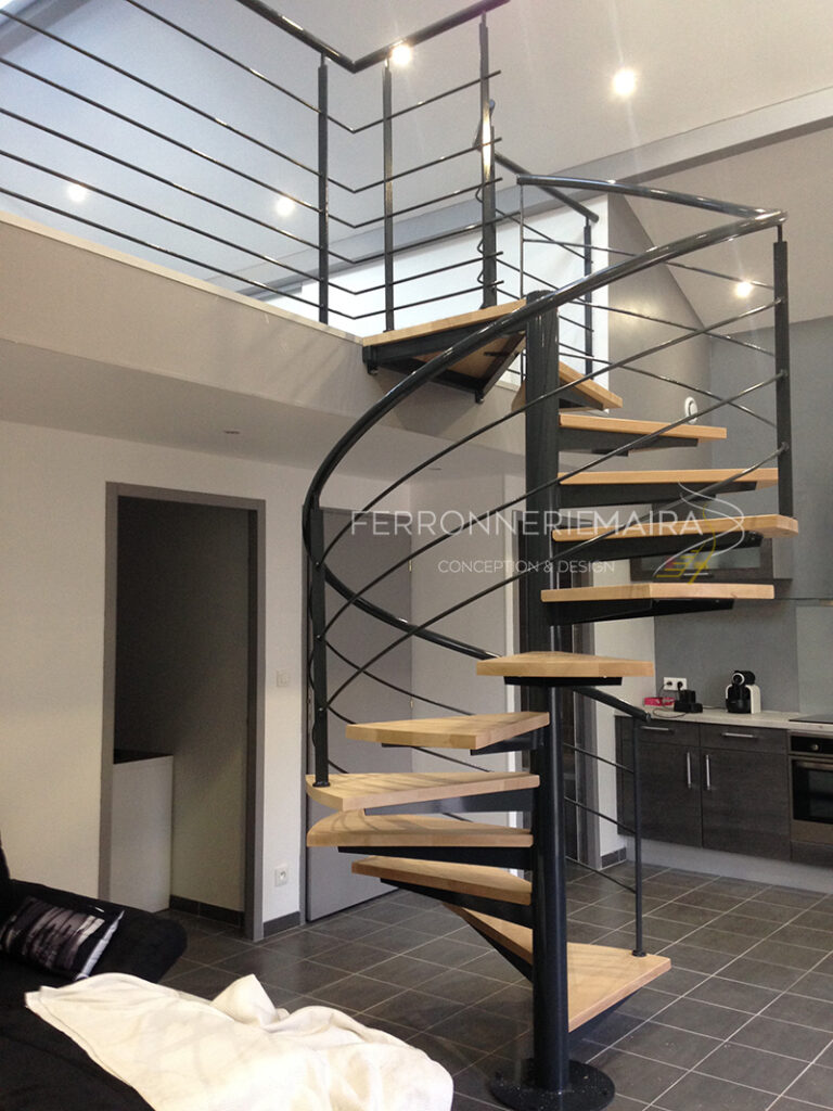 Escalier hélicoïdale de luxe en bois et métal – Ferronnerie Maira