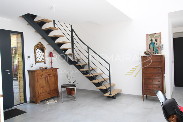Escalier métallique design avec limon central – Ferronnerie Maira
