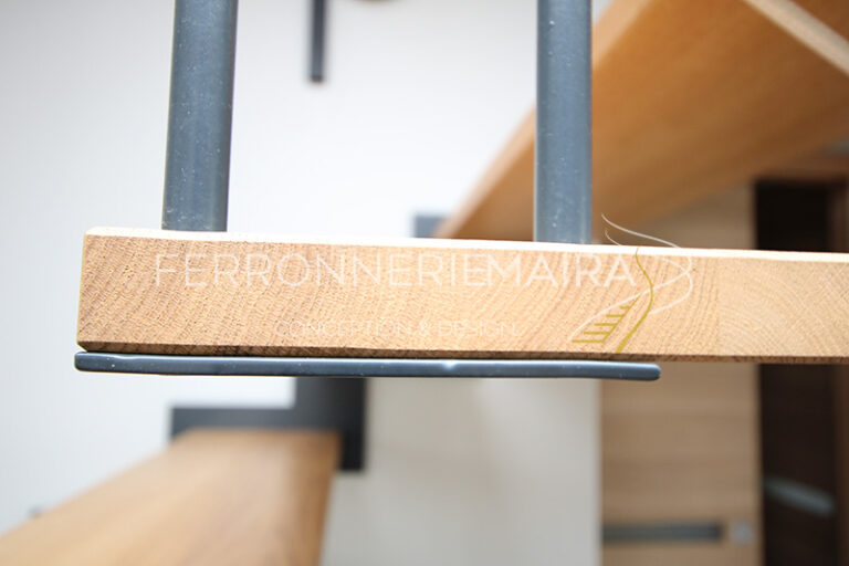 Escalier haut de gamme avec marches suspendues en bois - Ferronnerie Maira