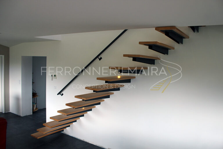 Escalier droit avec marches suspendues bois - Ferronnerie Maira