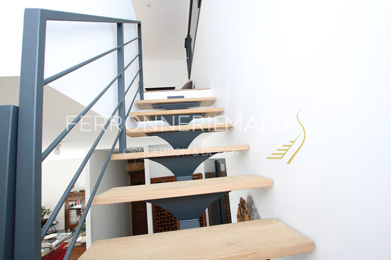 Escalier moderne avec limon central – Ferronnerie Maira