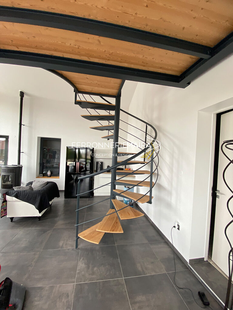 Escalier hélicoïdale sur mesure en bois et métal – Ferronnerie Maira