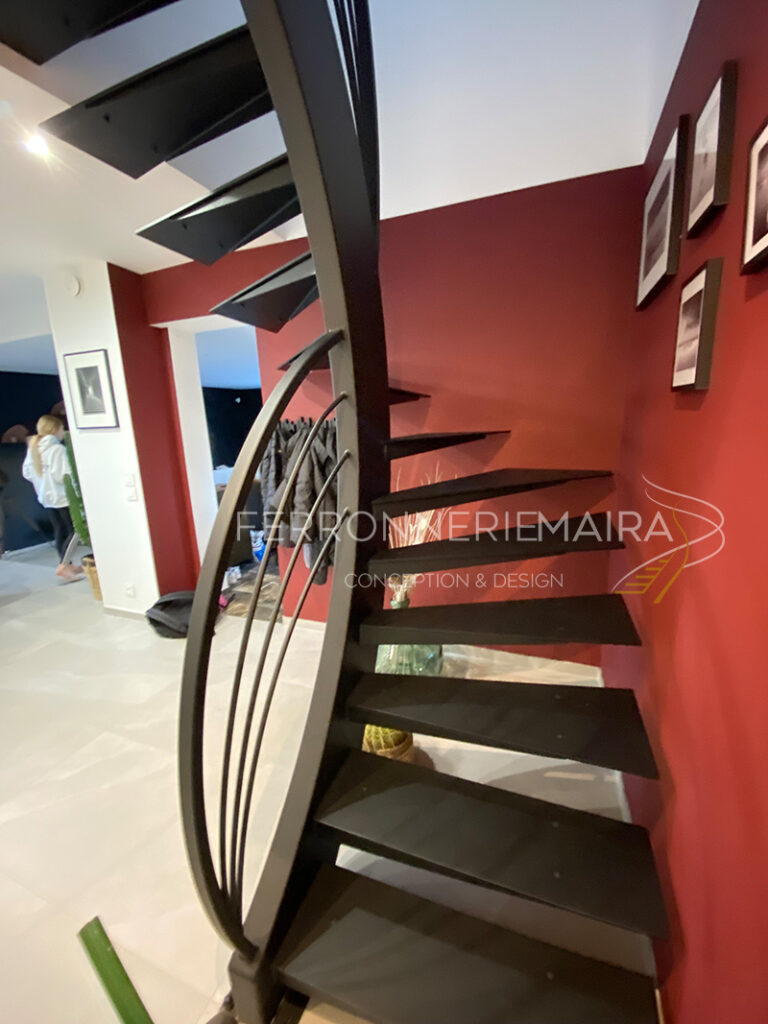 Escalier axial courbé marches acier – Ferronnerie Maira