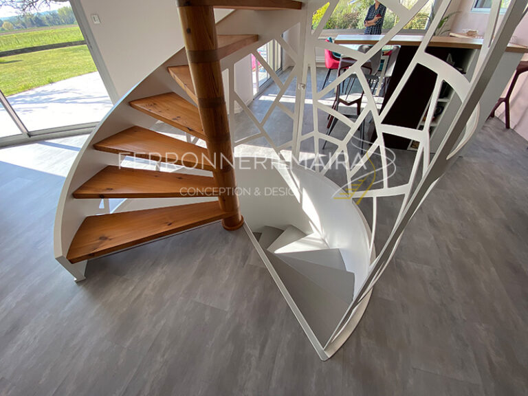 Escalier hélicoïdale sur mesure limon acier bois - Ferronnerie Maira