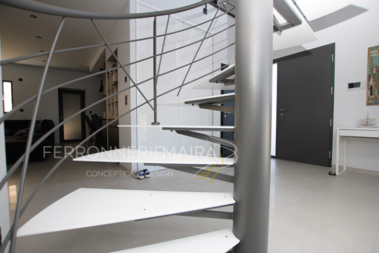 Escalier hélicoïdale de luxe marches acier – Ferronnerie Maira