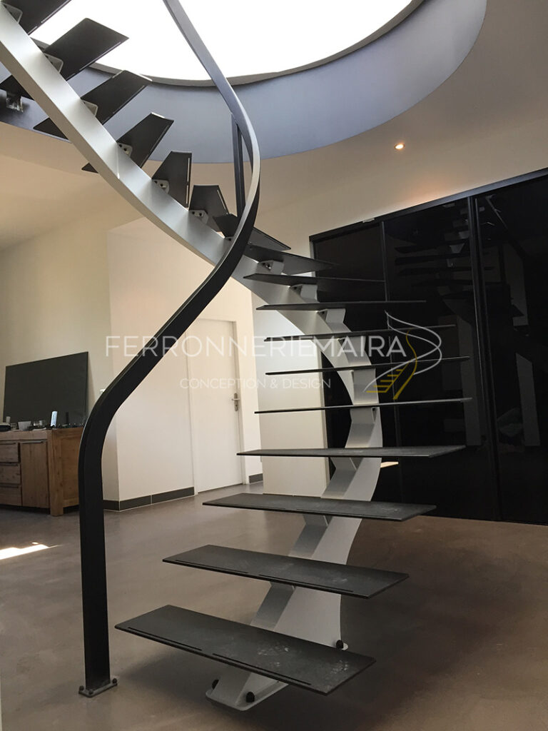 Escalier contemporain métallique avec limon central débillardé – Ferronnerie Maira