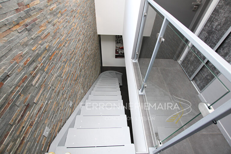 Escalier sur mesure en métal - Ferronnerie Maira