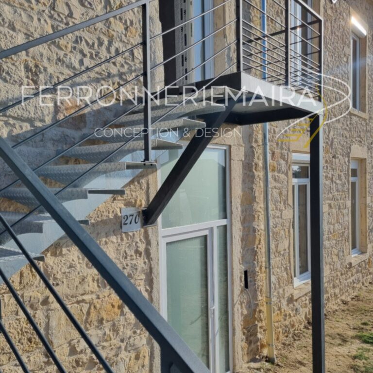 Escalier métallique extérieur haut de gamme avec marches acier– Ferronnerie Maira